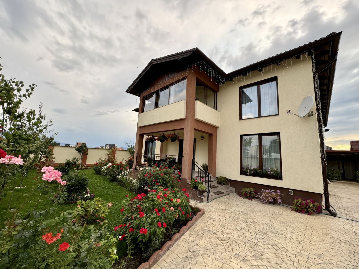 Casă Spațioasă de Vânzare în Ghimbav | Două Apartamente | Teren 579 mp - Poză 2