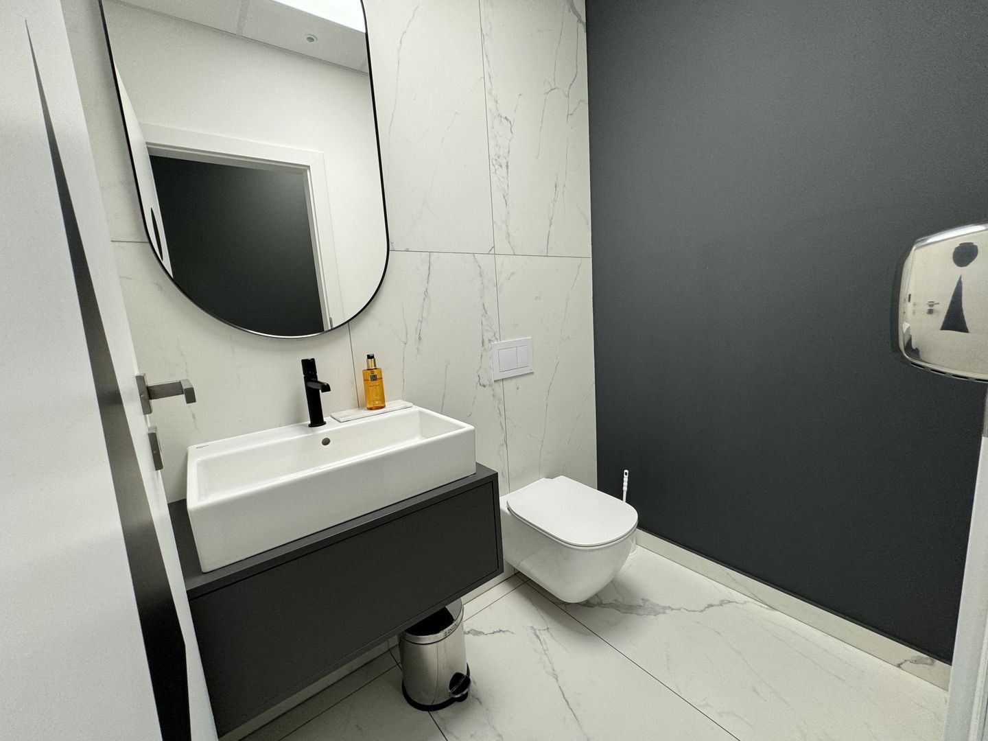 Imobil Premium de Închiriat: Eficiență și Tehnologie de Vârf - Poză 14