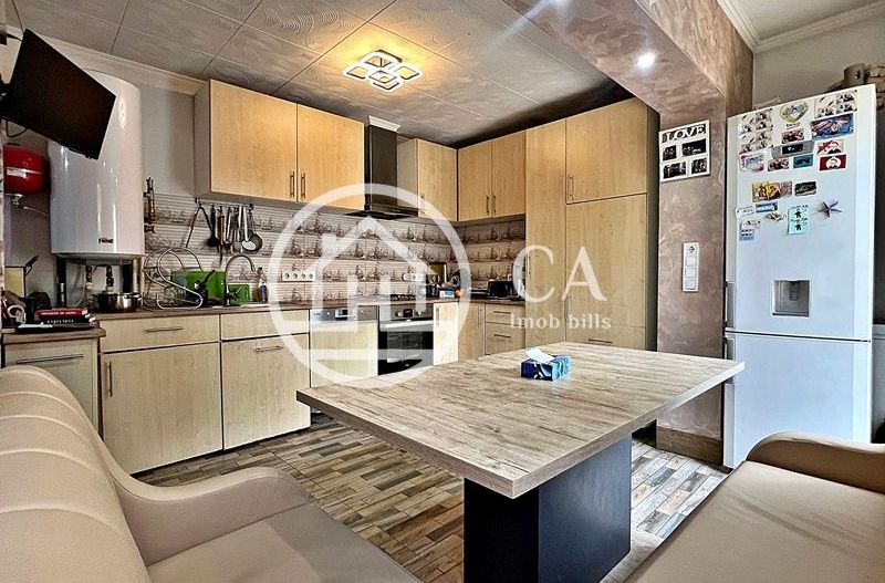 Apartament de vânzare la curte comuna cu 3 camere, Ultracentral,Oradea - Poză 1