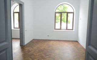 Apartament renovat in cladire interbelica, zona centrala - Poză 3
