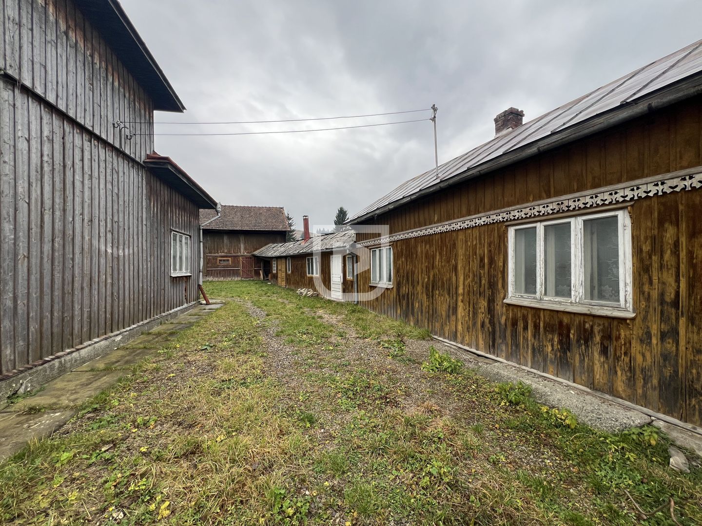 De vanzare casa, atelier fierarie, 4 anexe - 2507 mp in Manastirea Humorului - Poză 11