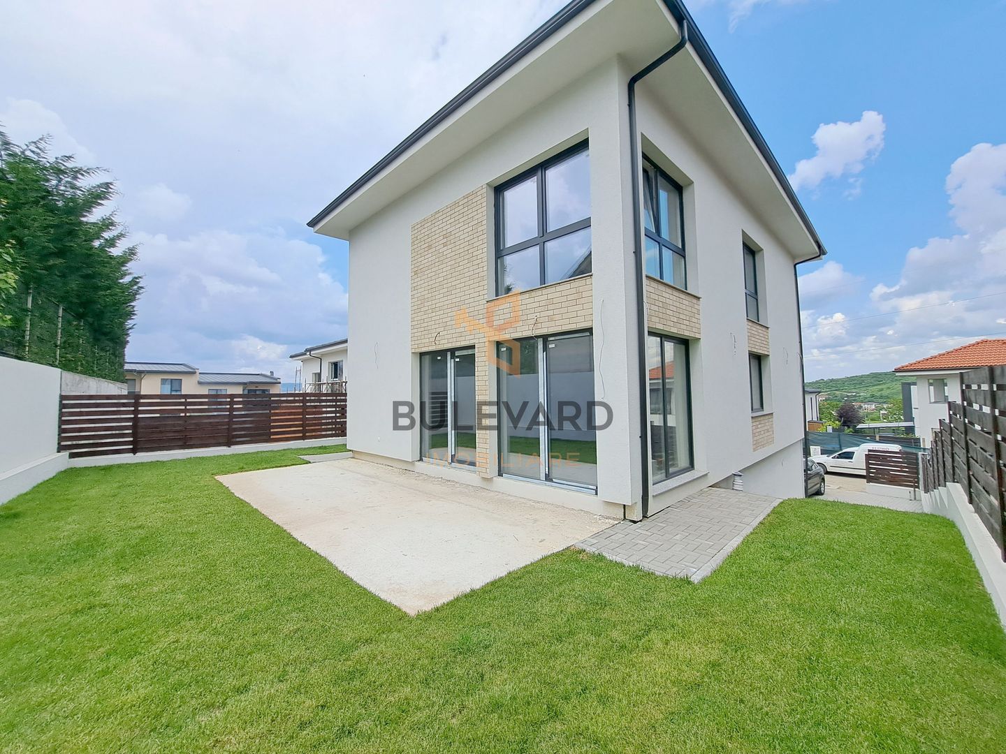 Casa individuala situata la 3 km de centrul orasului! - Poză 1