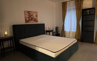 Piața Sfatului – apartament elegant, complet renovat și utilat - Poză 1