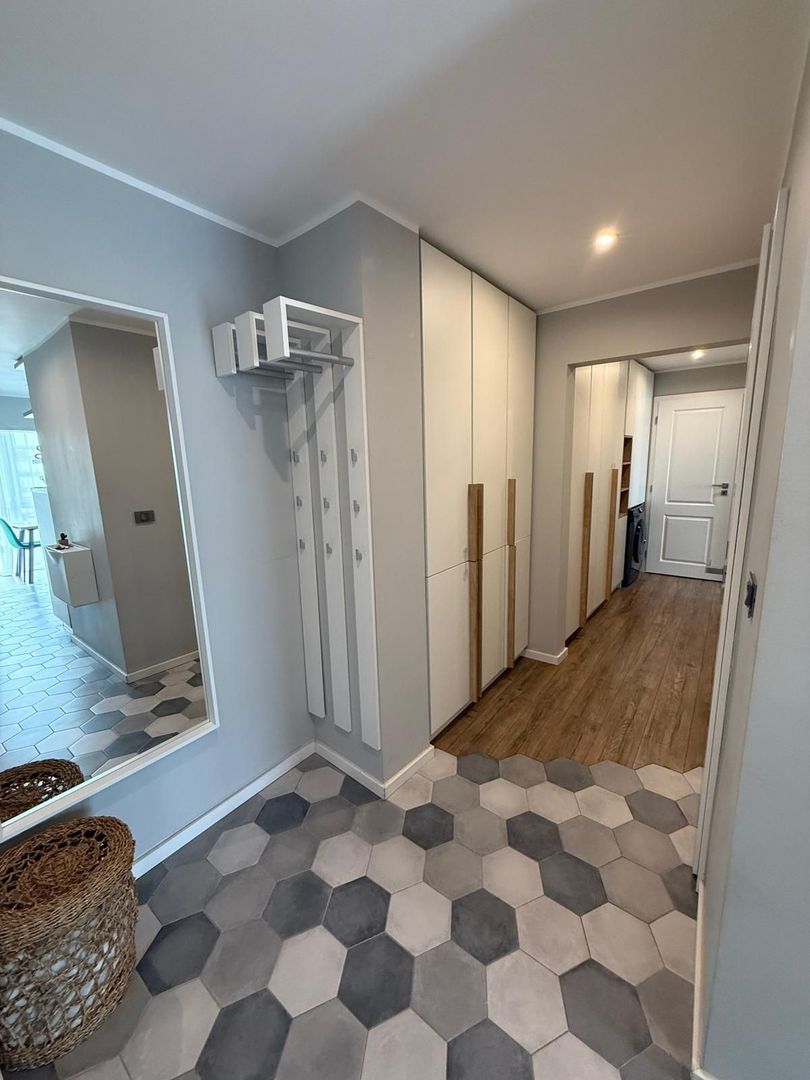 Vând apartament de lux 3 camere, decomandat, 72 mp, etaj 3/4 - Poză 1