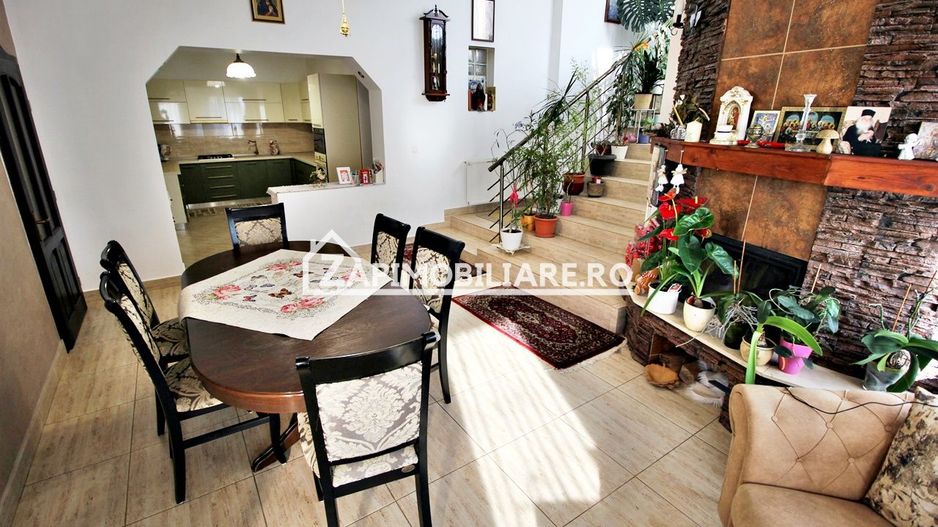 Casa 8 camere,4 bai,482mp,1.100mp teren,2 garaje,0% comision - Poză 1