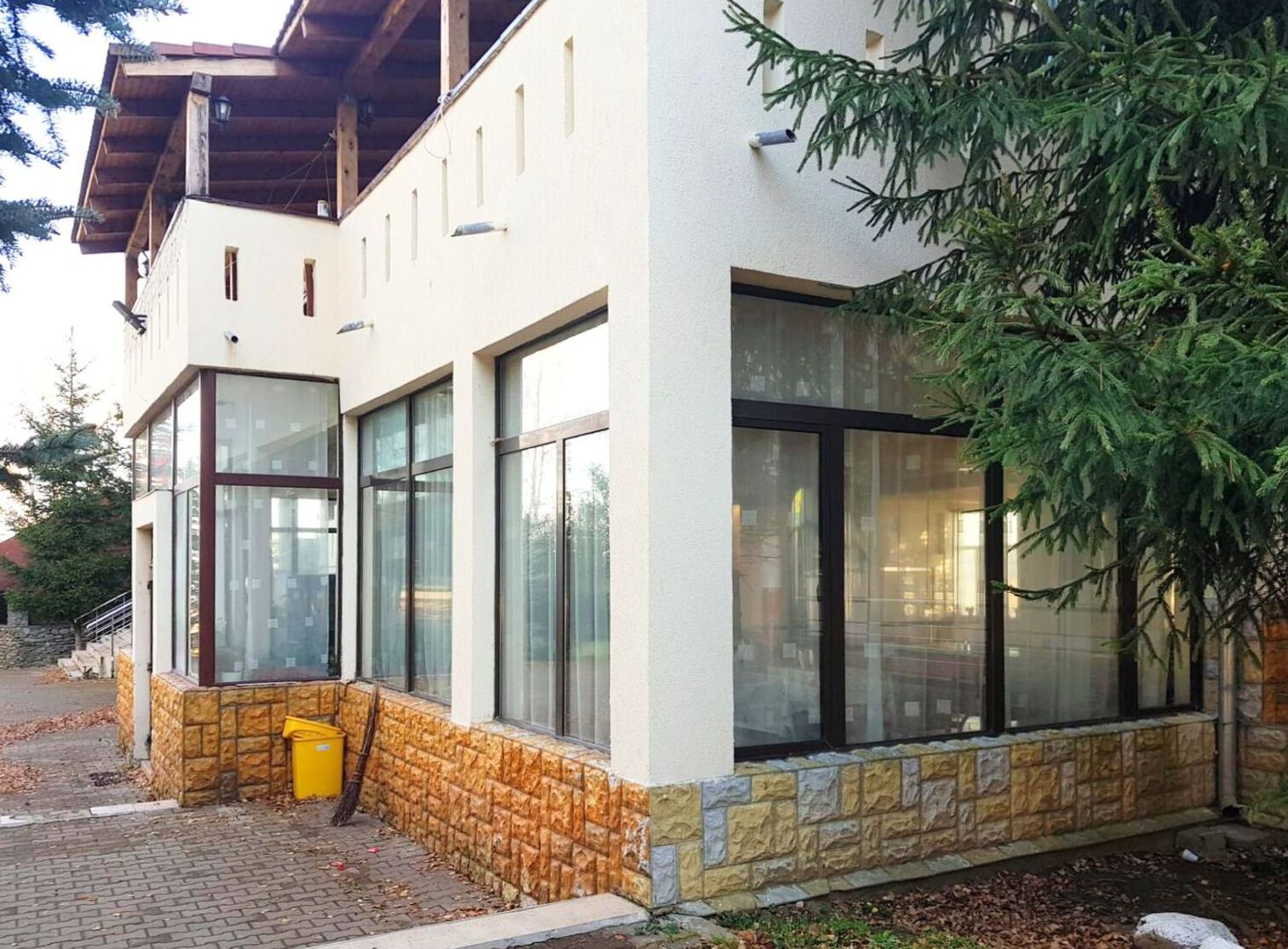 Hotel cu arhitectură montană deosebită poziționare premium Sâmbătă de Sus - Poză 18
