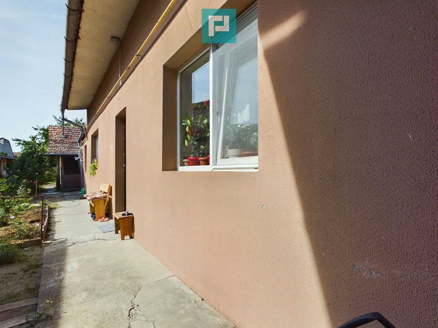 Apartament la casă - 3 camere, Pârneava - Poză 1