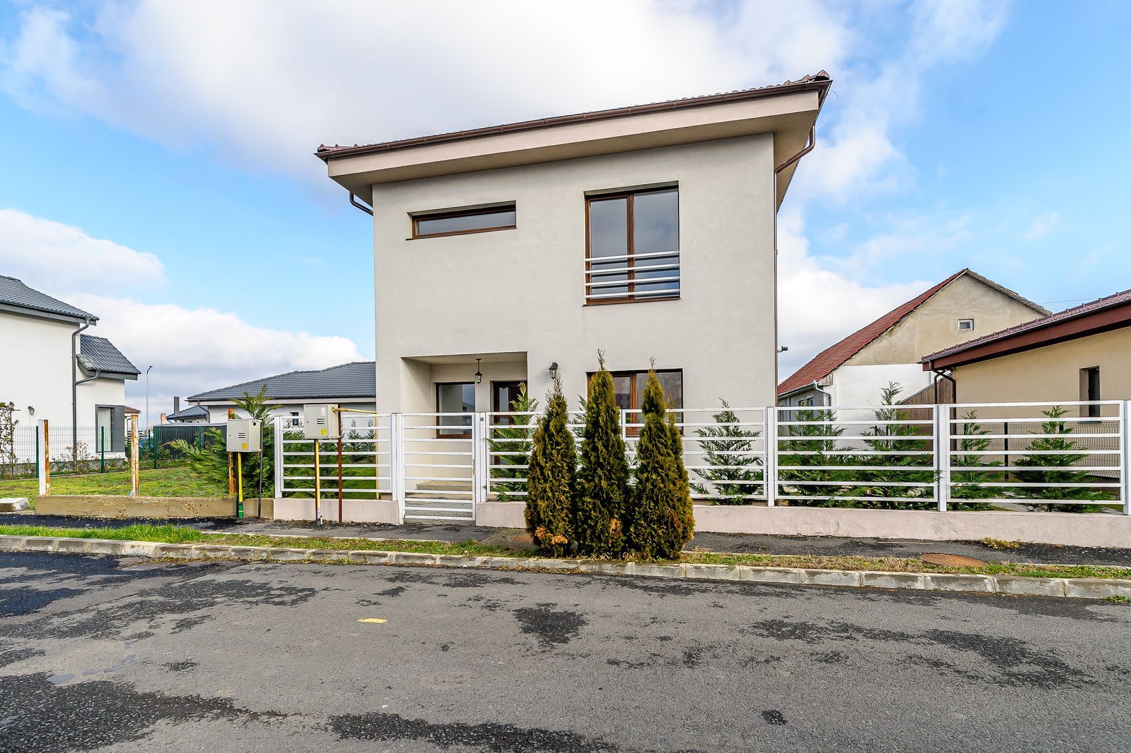 Casă nouă, în cartier Finberg Gai - Poză 1