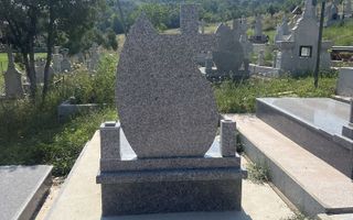 Cavou cu 2 locuri din granit, în Cimitirul Mănăstirii Vlădiceni, Iași - Poză 6