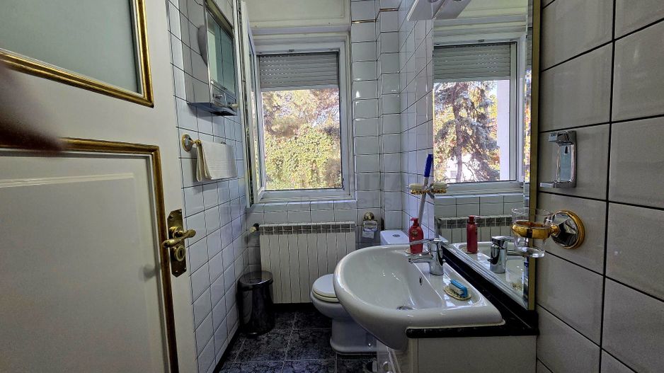 REȘEDINȚĂ DE EXCEPȚIE ÎN OTOPENI | 2.800 MP TEREN | ELEGANȚĂ, ARTĂ ȘI INTIMITATE - Poză 39