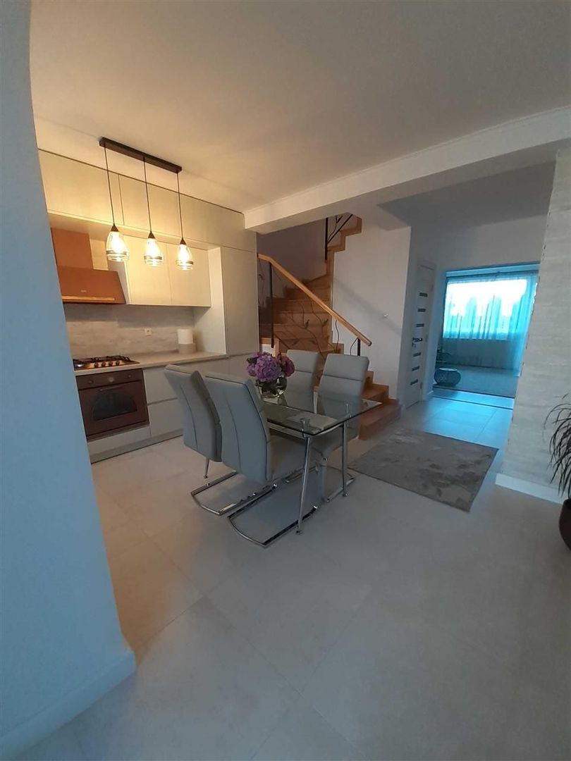 Casa la asfalt,  zona centrala, constructie 2011, renovata - Poză 1
