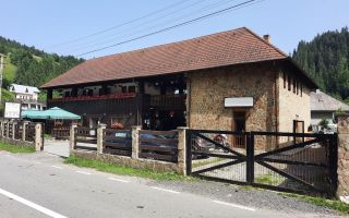 Pensiune in Muntii Apuseni 10 camere 1007 mp teren - Poză 2