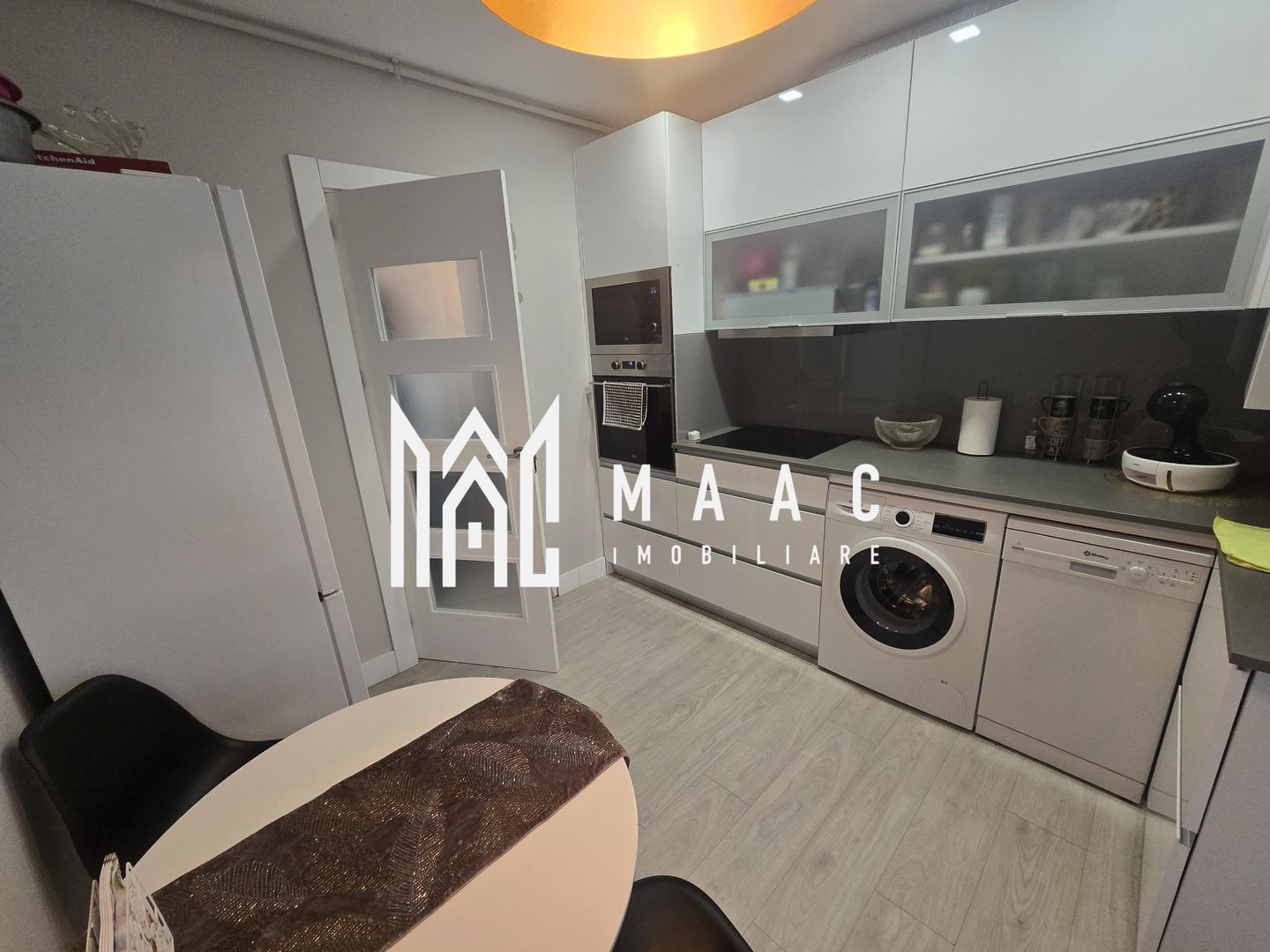 Apartament 3 camere 2 bai 2 balcoane loc de parcare subteran zona Turnisor - Poză 6