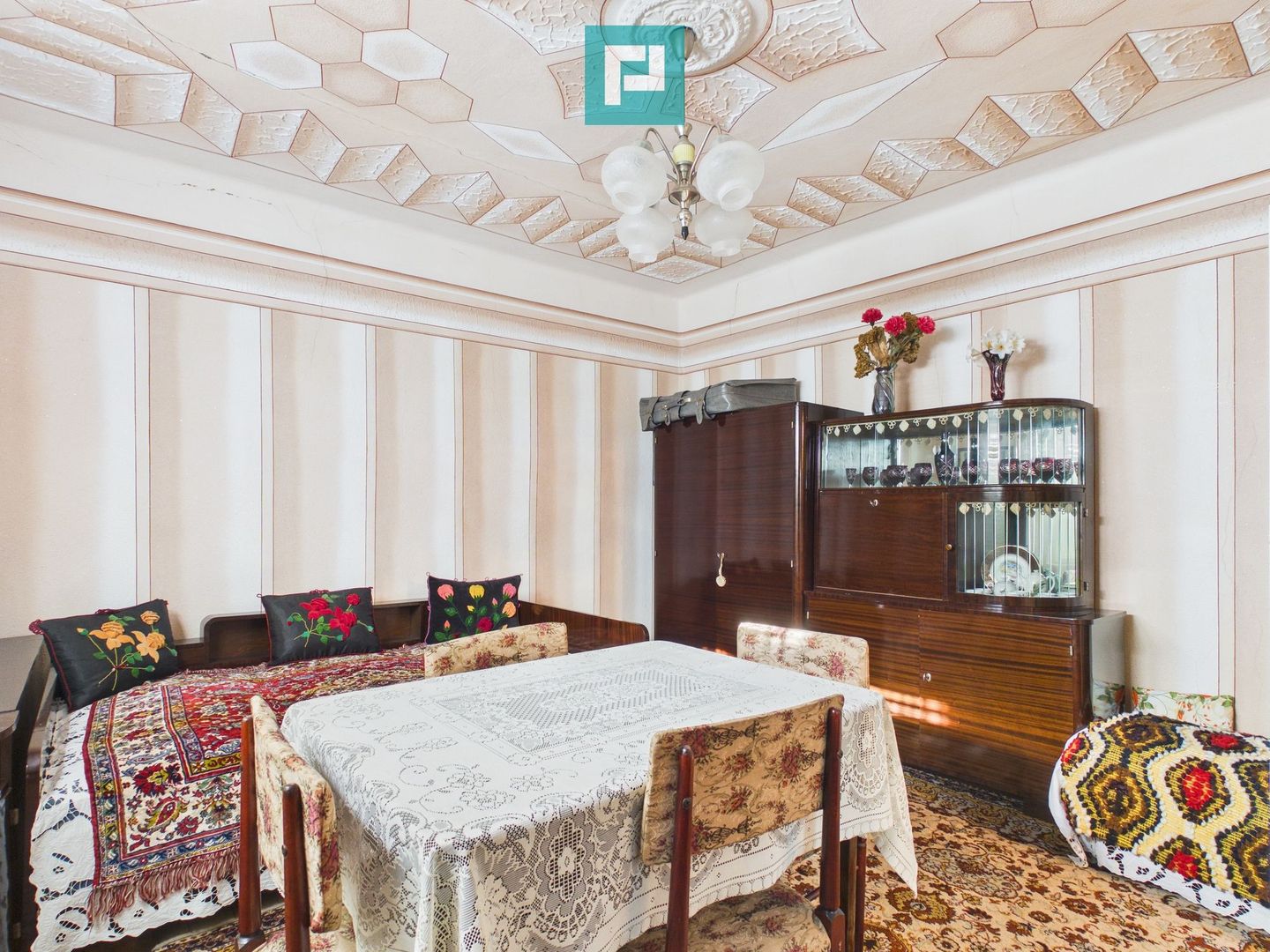 Casă cu 4 camere toate utilitățile și 1150mp teren - Poză 2