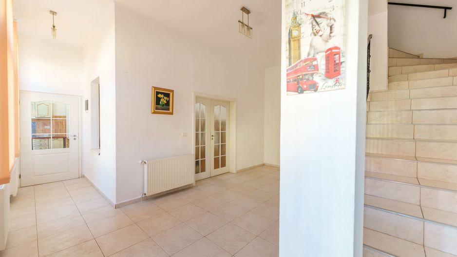 Apartament spațios, cu potențial multiplu, central - Poză 10