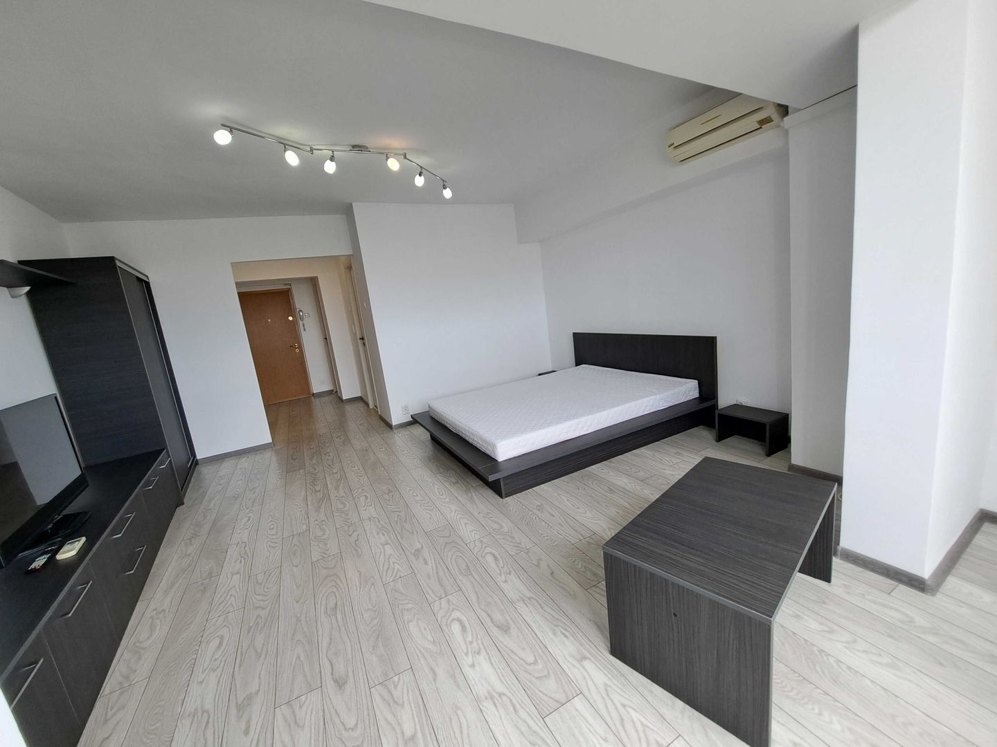 Proprietar inchiriez Garsoniera mare metrou Lujerului Militari renovat - Poză 2