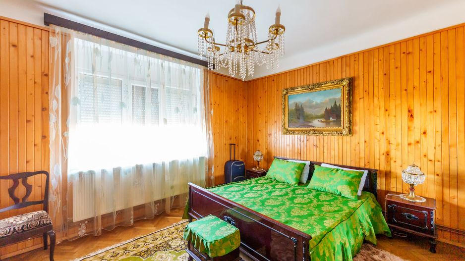 Casă deosebită, în centrul localității Târnova - Poză 4