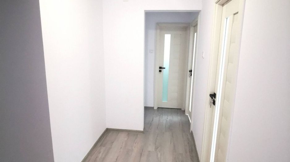 De vanzare apartament cu 2 camere, central. et. 3, 79.900 euro - Poză 2