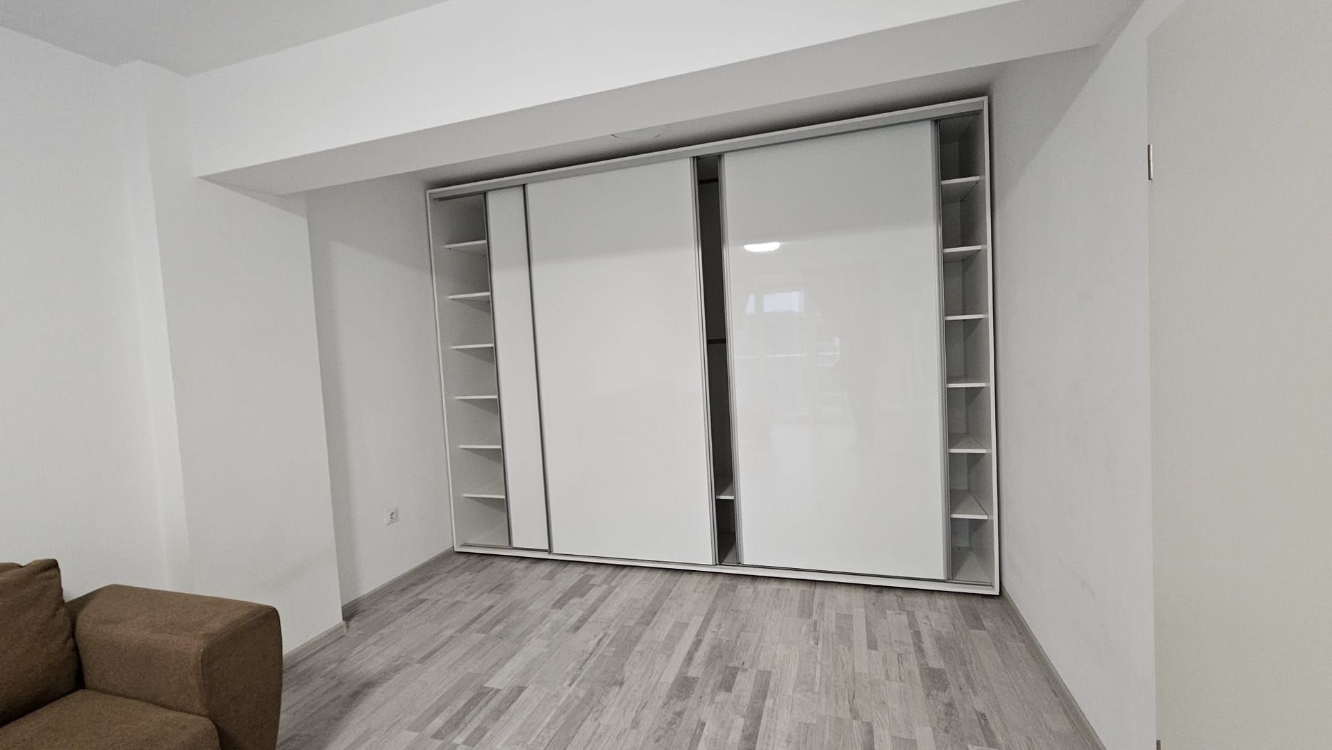 Coresi -Bloc Maurer M9, etajul 1, mobilat, parcare - Poză 12