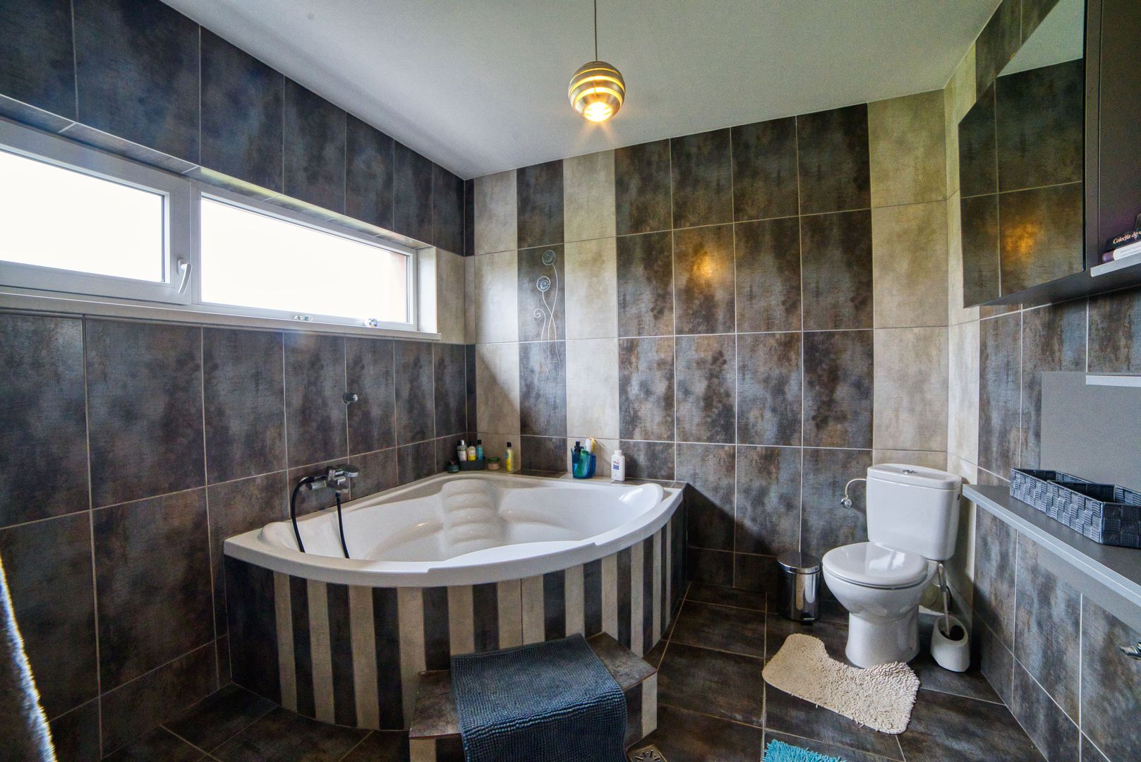 Casa complet mobilata 5 camere 3 bai curte generoasa - Poză 35