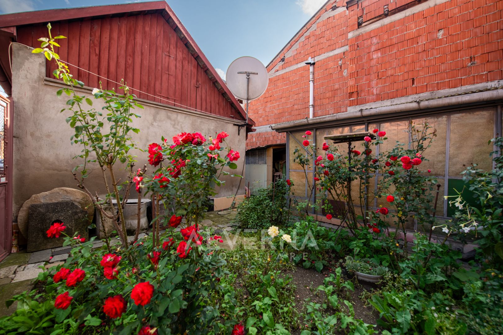Casa individuala cu 2 camere, teren si acces auto langa Cluj Arena - Poză 2