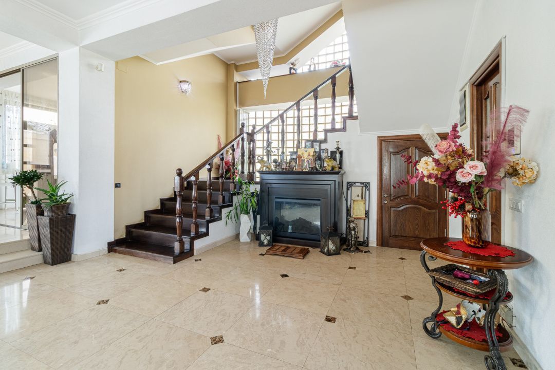 Vila impresionata 550mp util, 300mp teren - Poză 2