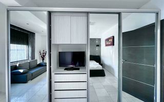 Apartament 2 camere Vila Sophia 1 - Vedere frontala la lac - - Poză 15