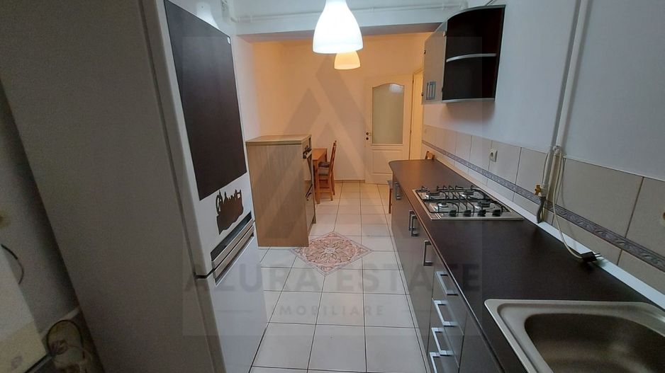 Apartament renovat tip mansarda pivnita si parcare privata in Strand - Poză 10
