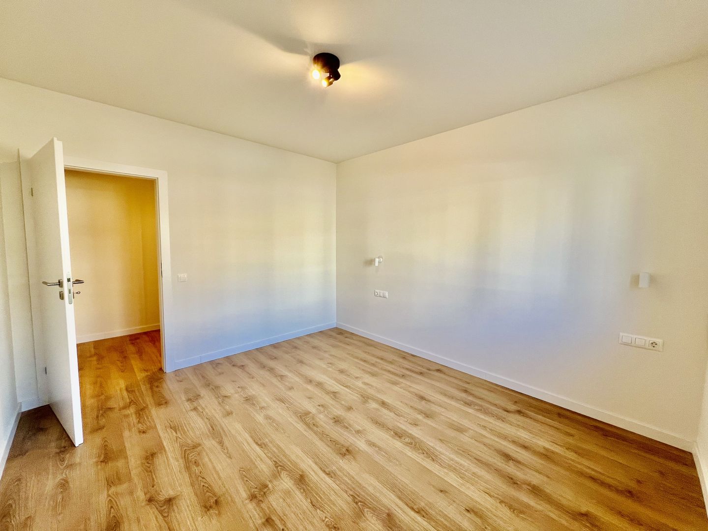 Apartament 3 camere, 2 bai, balcon, aer conditionat - finisat la cheie - Poză 3