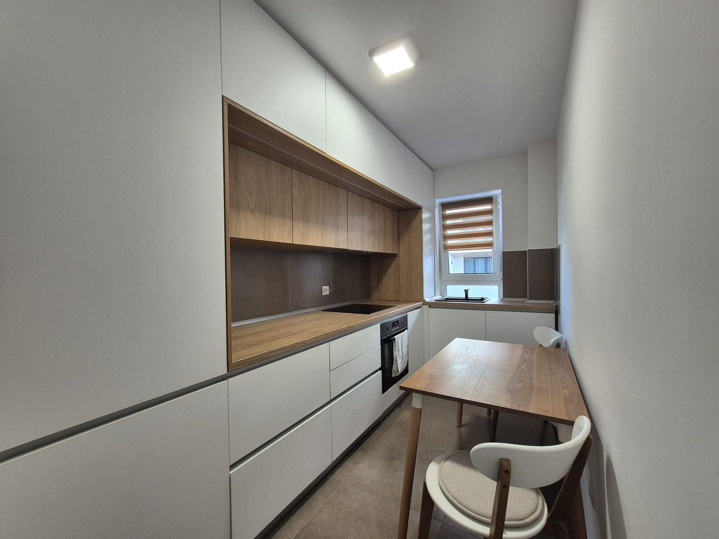 Zona Coresi, str. 13 Decembrie, apartament spațios, bloc nou, loc parcare - Poză 12