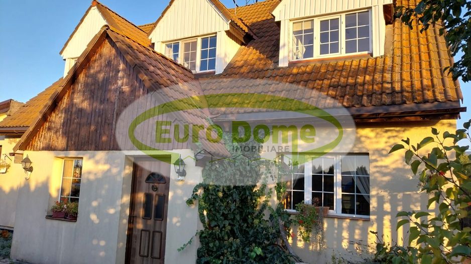 Casa primitoare, curte si gradina, priveliste frumoasa catre munti. - Poză 1