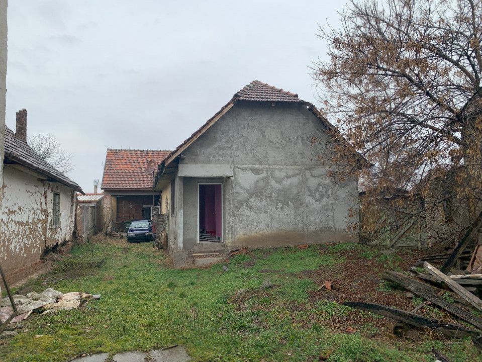  Casa cu teren generos de 1084 mp in centrul comunei Pischia, strada principala - Poză 2