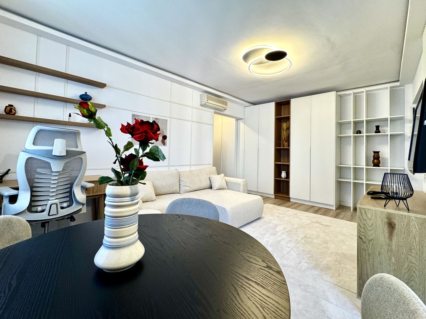 Apartament cu stil, eleganță și energie vibrantă, în Piața Victoriei - Poză 1