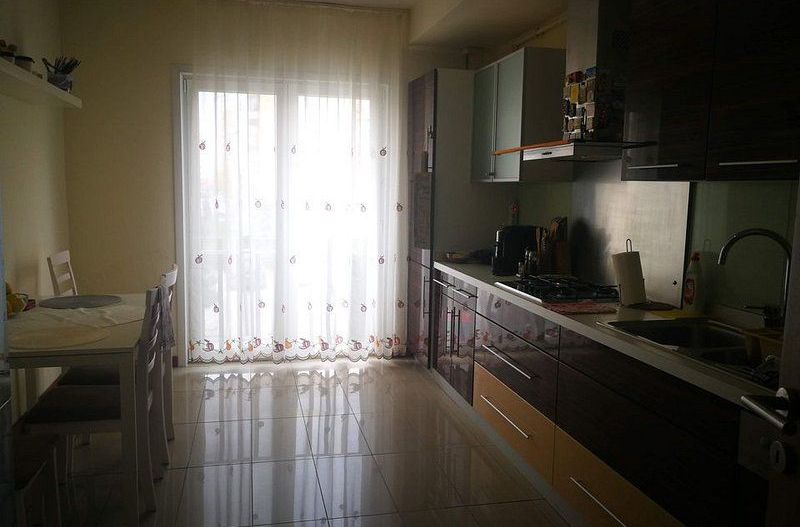 Apartament spatios cu bucatarie 15 mp 1/3, dec, Cosmopolis, mobilat partial - Poză 3