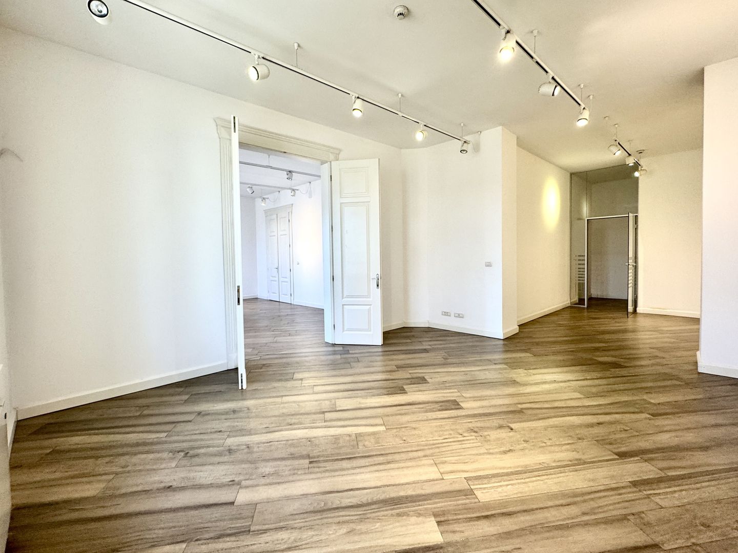 Spațiu Birou - Imobil complet renovat - Poză 5