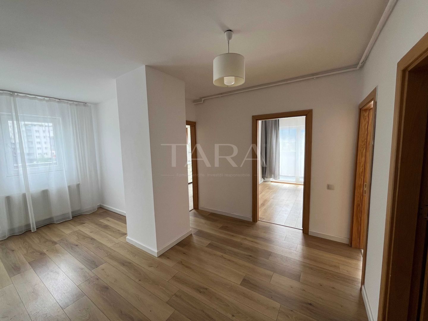 Penthouse cu terasă spațioasă și două parcări – zona BMW / Metro - Poză 1