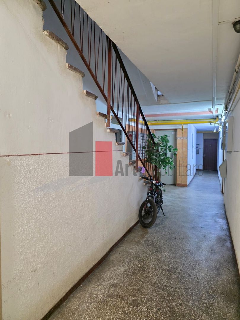 Apartament spațios cu 4 camere Crangasi - Poză 2