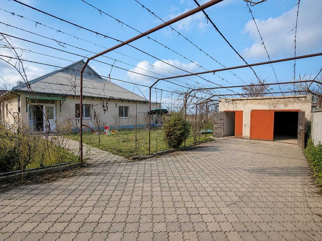 Cahul – Casă 3 Camere + Living | 139 m² | Teren 7.7 ari + Garaj | 95.000 € - Poză 2