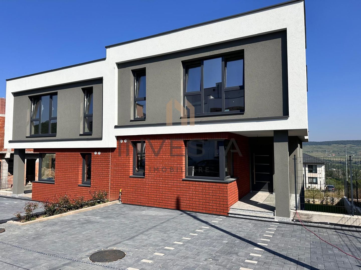 Casa tip duplex cu panorama deosebita!  Constructie premium! - Poză 1