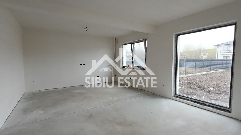 Casa tip duplex  5 camere, teren 400 mp, Selimbar acces usor - Poză 4