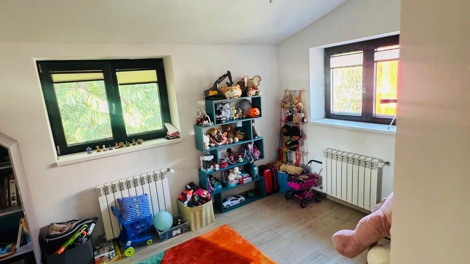 Vilă P+1+M renovată în 2022, cu grădină, în complex privat păzit - Poză 3
