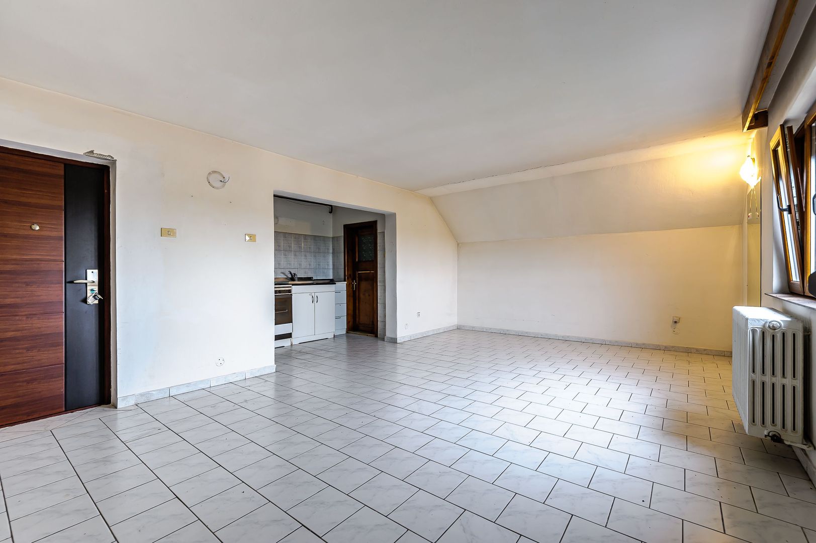 Imobil spațiu comercial și 11 apartamente - Poză 9