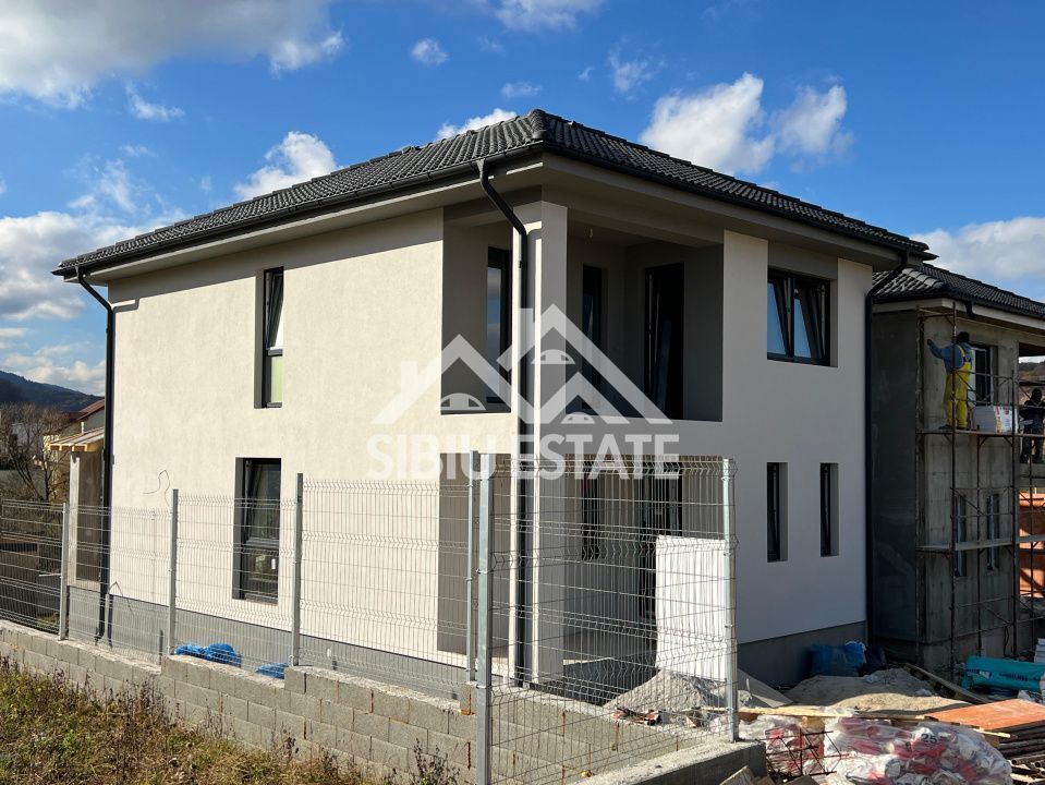 Vila spațioasa cu priveliște superbă spre cetatea Cisnadioarei - Poză 3