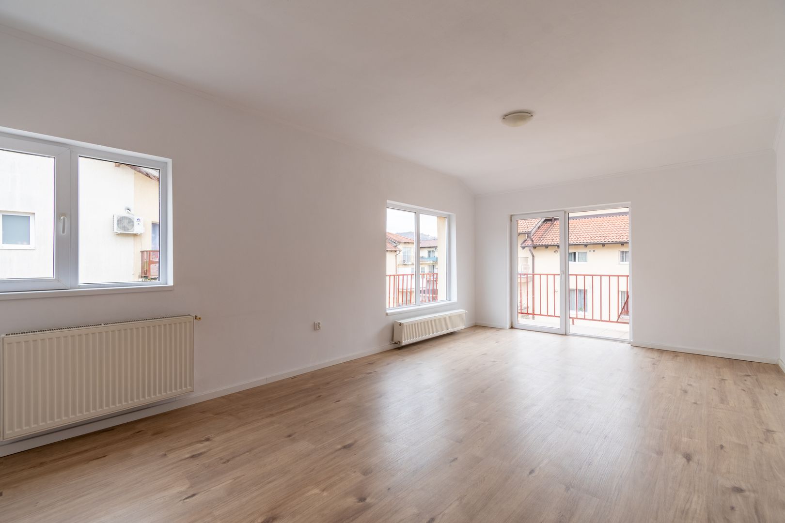 Apartament renovat cu 2 camere + loc de parcare de vanzare Floresti - Poză 1