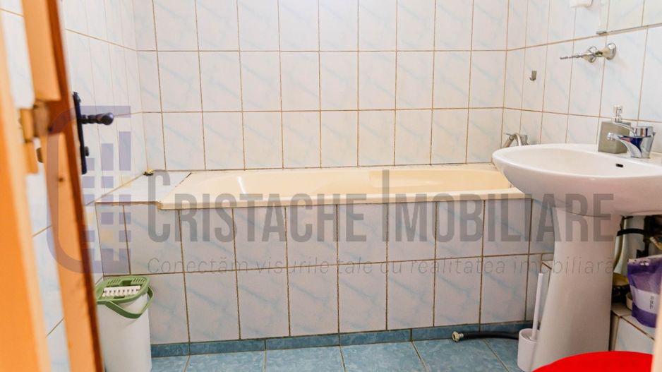 Fără comision! Apartament decomandat, 3 camere, an 1985, etj. 5, bloc anvelopat - Poză 3