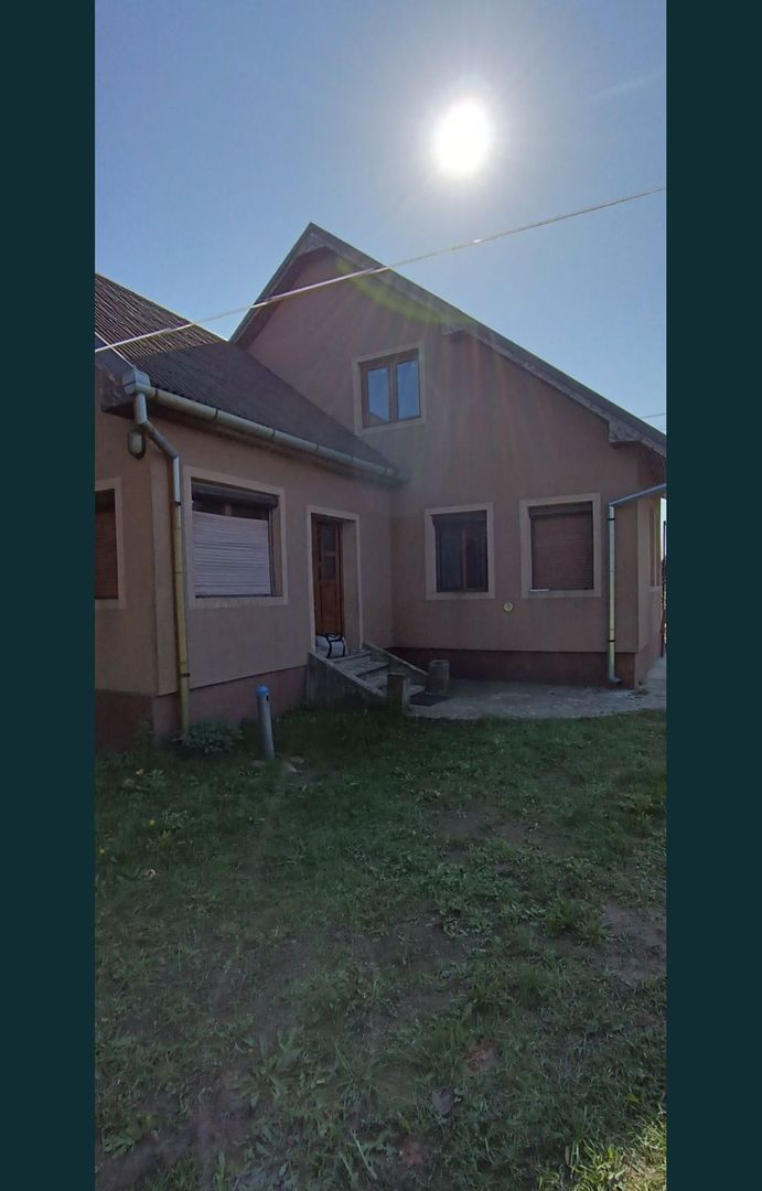 Casa de vanzare cu teren generos - Poză 2