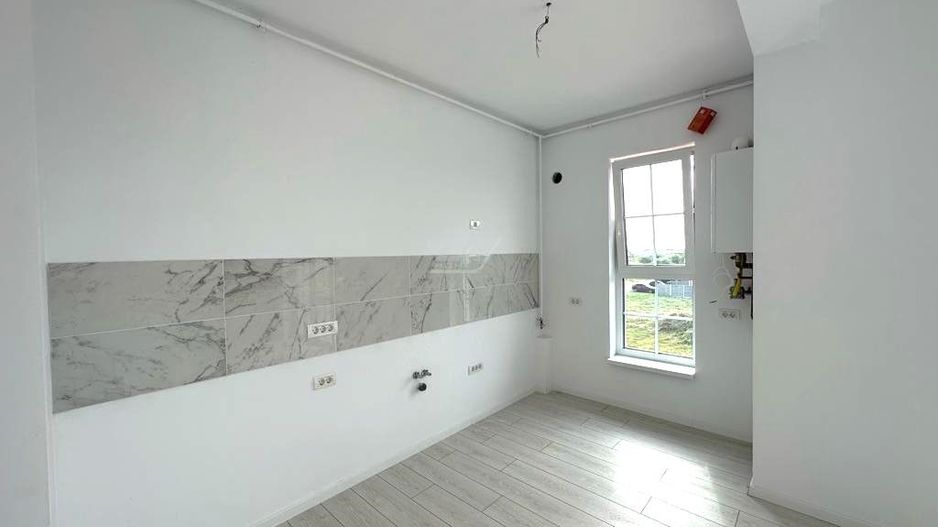 Etaj 1. Bloc la asfalt. Balcon mare. Loc de parcare. - Poză 4