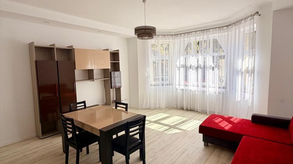 Apartament CENTRAL, living open space, dormitor, zona 7 strazi - Poză 2