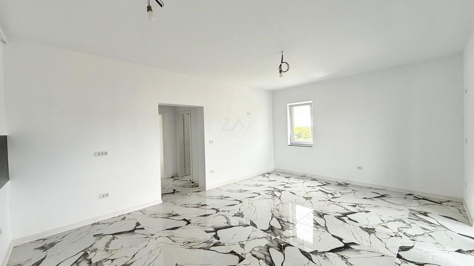 Etaj 1. Drum asfaltat. Loc de parcare. - Poză 2