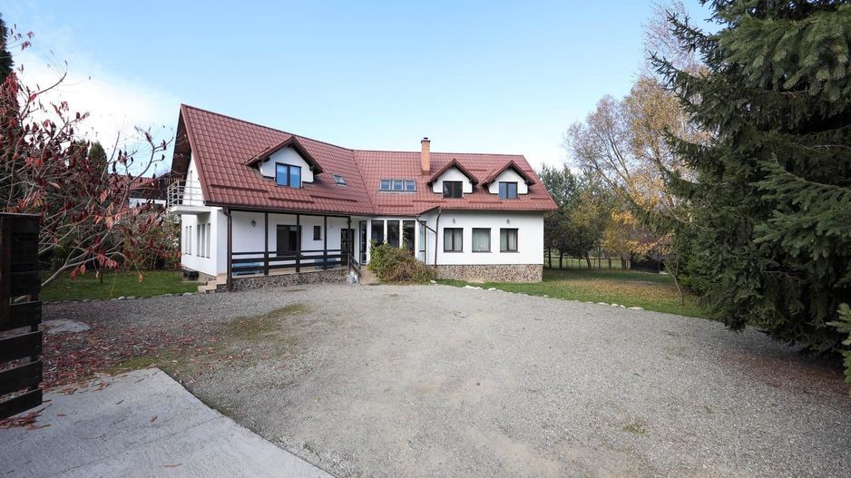 Vilă spațioasă de vânzare în Predeluț, Bran | 2000mp - Poză 1